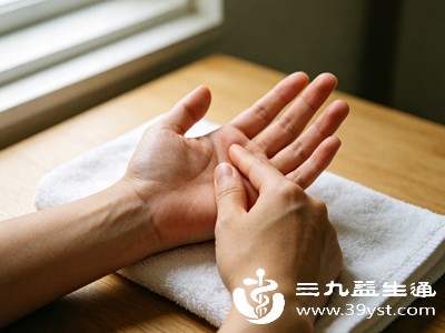 痛风引起的手指疼痛，发作特点非常突然，多在夜里突然发作，手指关节红肿、发烫，疼痛感剧烈，轻轻触碰都难以忍受