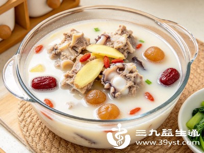 墨鱼骨排骨汤,排骨温润补虚,搭配墨鱼骨健脾养胃、去湿固本,适合日常全家饮用 墨鱼骨排骨汤,排骨温润补虚,搭配墨鱼骨健脾养胃、去湿固本,适合日常全家饮用