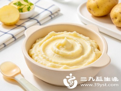 土豆去皮切薄片，隔水蒸20分钟至软烂，压成细腻泥状