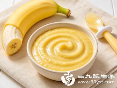 选表皮带有少量黑点的熟香蕉，剥去皮，直接用勺子反复碾压成细腻果泥，无需蒸煮，现做现吃