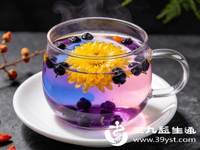 黑枸杞和菊花搭配，能将滋养与清热结合，发挥出比单一饮用更全面的功效，尤其适合现代人群
