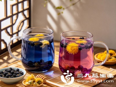 菊花的清香能舒缓神经、平复情绪，黑枸杞的滋养则能缓解身体疲劳，二者搭配饮用，能帮助减轻工作压力、改善焦虑情绪
