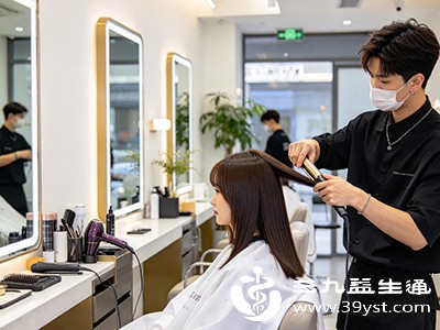 半永久拉直或柔顺护理相对温和，化学试剂作用强度低、定型时间短