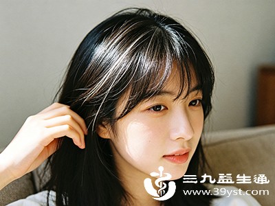 当黑色素生成减少或毛囊黑素细胞功能衰退时，头发就会逐渐变白
