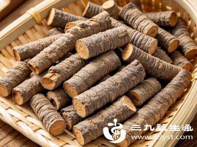 巴戟肉性质偏温,阴虚火旺人群(表现为口干舌燥、咽喉肿痛、大便干结、容易上火等)食用后可能加重症状,需避免 巴戟肉性质偏温,阴虚火旺人群(表现为口干舌燥、咽喉肿痛、大便干结、容易上火等)食用后可能加重症状,需避免