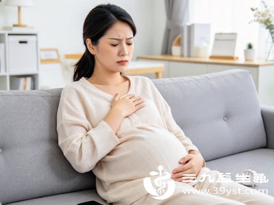 随着孕周增加,胎儿和子宫不断增大,会向上压迫胸腔和肺部,导致肺部扩张空间变小,呼吸时氧气吸入量不足,从而引发胸闷气短 随着孕周增加,胎儿和子宫不断增大,会向上压迫胸腔和肺部,导致肺部扩张空间变小,呼吸时氧气吸入量不足,从而引发胸闷气短