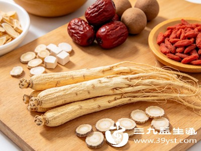 白参的食用方式多样,常见的有泡水、煲汤、切片含服等 白参的食用方式多样,常见的有泡水、煲汤、切片含服等