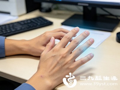 长时间保持同一姿势，会压迫局部血管和神经，导致血液循环不畅，神经短暂缺血缺氧而出现麻木
