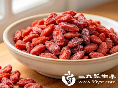 枸杞虽好,但均不宜过量食用,一般每天食用20-30粒为宜,过量可能引起腹胀、上火等不适 枸杞虽好,但均不宜过量食用,一般每天食用20-30粒为宜,过量可能引起腹胀、上火等不适