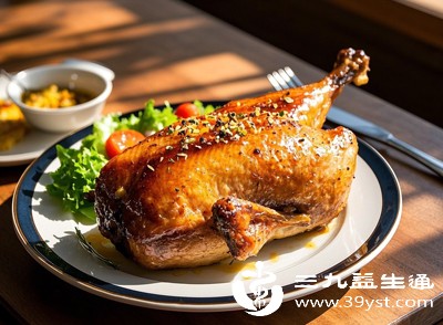 吃鸡肉不去皮、鱼肉选油炸、搭配高油高盐酱料,这些都是“隐形热量”来源 吃鸡肉不去皮、鱼肉选油炸、搭配高油高盐酱料,这些都是“隐形热量”来源