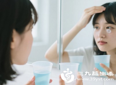 洗眼频率过高,每天超过1次,会破坏眼睛自身的泪液平衡,导致干涩加重 洗眼频率过高,每天超过1次,会破坏眼睛自身的泪液平衡,导致干涩加重