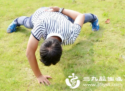 手腕有旧伤、关节炎,或腰部、肩部不适的人群,做俯卧撑时可能会加重损伤,建议咨询医生后再决定是否练习,或选择无负重的核心训练替代 手腕有旧伤、关节炎,或腰部、肩部不适的人群,做俯卧撑时可能会加重损伤,建议咨询医生后再决定是否练习,或选择无负重的核心训练替代