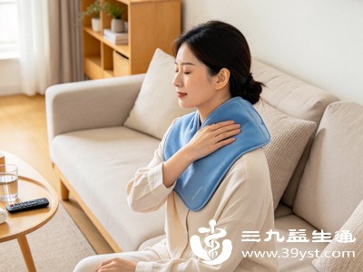 如果是刚扭伤、局部红肿热痛明显,前24—48小时更适合冷敷,避免热敷加重肿胀。糖尿病、皮肤感觉迟钝者要注意防烫伤 如果是刚扭伤、局部红肿热痛明显,前24—48小时更适合冷敷,避免热敷加重肿胀。糖尿病、皮肤感觉迟钝者要注意防烫伤