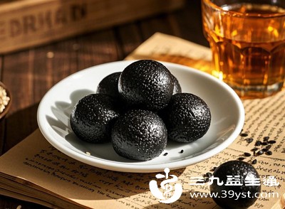 黑芝麻、黑豆可以作为均衡饮食的一部分,但不必大量吃,更不建议靠高糖芝麻丸代替正餐 黑芝麻、黑豆可以作为均衡饮食的一部分,但不必大量吃,更不建议靠高糖芝麻丸代替正餐