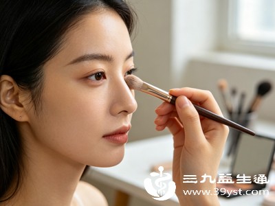 佩戴过重的眼镜、不当的眼部化妆方式(如频繁化浓妆、卸妆用力),也可能刺激眼周皮肤,加重眼皮厚重感 佩戴过重的眼镜、不当的眼部化妆方式(如频繁化浓妆、卸妆用力),也可能刺激眼周皮肤,加重眼皮厚重感