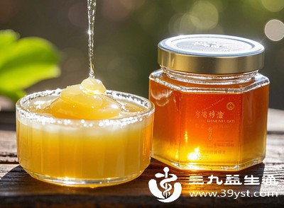患有胃溃疡、十二指肠溃疡的人群，蜂王浆中的酸性物质可能会刺激胃黏膜，加重胃部不适，甚至诱发疼痛