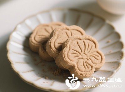 晚餐后尽量不再加餐，尤其是甜食、零食和酒精类饮品