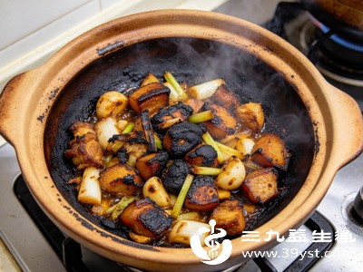 如果食物只是表面轻微烧焦，内部没有变质、没有异味，且食材本身是谷物、蔬菜等，通常可以食用