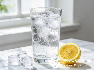 我们常说的苏打水，主要成分是碳酸氢钠（俗称小苏打）溶解在水中形成的饮品