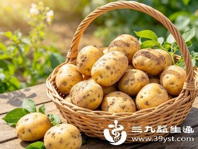 土豆中的钾元素、膳食纤维以及维生素C等成分，对心血管健康有积极作用