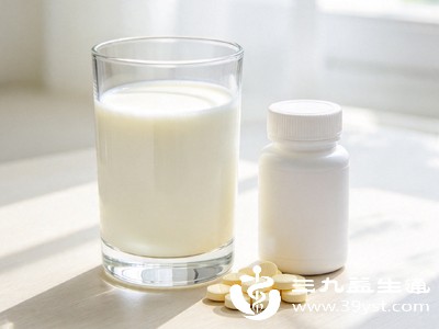 钙的吸收离不开维生素D，即使牛奶和钙片搭配得再好，缺乏维生素D也会影响吸收效果