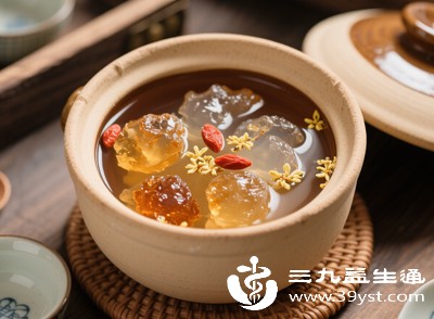 桃胶在食用前需用清水浸泡12-24小时，期间更换2-3次水，直到完全泡发、没有硬芯
