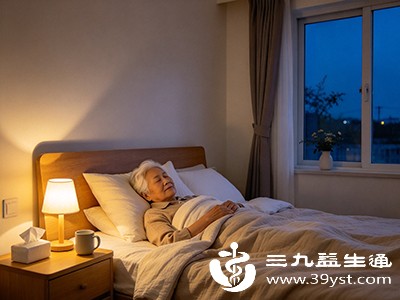 老年人的生物钟往往比年轻人“快”，表现为早睡早醒