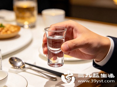 酒精：看似助眠，实际会破坏睡眠结构，还可能增加夜间进食冲动