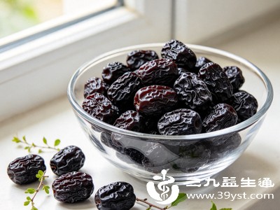 黑枣可以直接生吃，口感酸甜软糯；也可以搭配其他食材煲汤、煮粥，比如与大米、小米一起煮成黑枣粥，或与排骨、枸杞等一起煲汤，营养更均衡