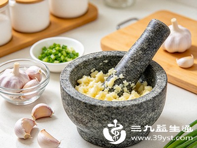 大蒜切碎或捣碎后，在空气中放10分钟左右再下锅或食用