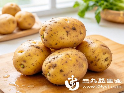 发芽、变绿、发苦或腐烂的土豆含有龙葵素,可能刺激胃肠黏膜,引起恶心、呕吐、腹痛、腹泻,这类土豆必须丢弃,不能靠削皮、泡水、加醋或久煮来“去毒” 发芽、变绿、发苦或腐烂的土豆含有龙葵素,可能刺激胃肠黏膜,引起恶心、呕吐、腹痛、腹泻,这类土豆必须丢弃,不能靠削皮、泡水、加醋或久煮来“去毒”
