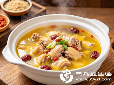 鸡汤本身已经有鲜味，不需要过度调味。如果喜欢更清爽的口感，可以在炖好后撇去表面浮油