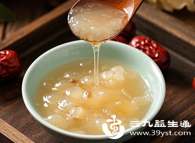 若加热后发现银耳汤出现大量气泡，且伴有异味，也属于不可食用的情况，避免因侥幸心理食用后损害肠胃健康