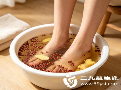 每晚坚持生姜泡脚,能促进盆腔周围的血液循环,减轻经期盆腔充血的情况,从而缓解痛经带来的小腹坠胀、腰部酸痛等不适 每晚坚持生姜泡脚,能促进盆腔周围的血液循环,减轻经期盆腔充血的情况,从而缓解痛经带来的小腹坠胀、腰部酸痛等不适