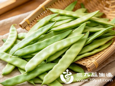 扁豆膳食纤维含量高，能促进肠道蠕动、预防便秘，还能增加饱腹感、延缓餐后血糖上升，对血糖控制有帮助