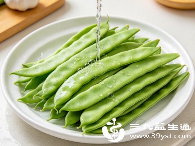 扁豆的升糖指数较低，加上富含膳食纤维和植物蛋白，有助于平稳血糖，是糖尿病患者的理想主食搭配之一