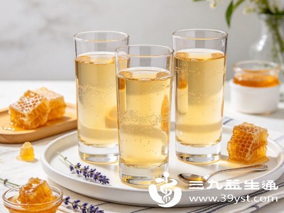 白醋和蜂蜜都含有少量维生素和矿物质，搭配饮用能让这些营养素更全面地被人体摄入