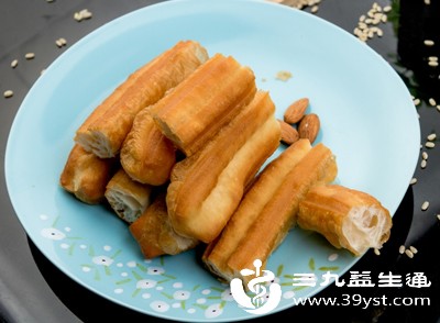 少吃蛋糕、奶茶、油条、糕点等高油高糖主食