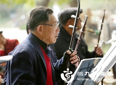 老年人胃肠道蠕动较慢，消化酶活性下降，消化功能相对较弱，建议饭后运动的间隔时间比成年人延长30分钟-1小时