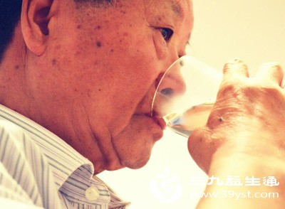 不管是饿的时候、渴的时候，还是运动后，都不要大口猛灌水