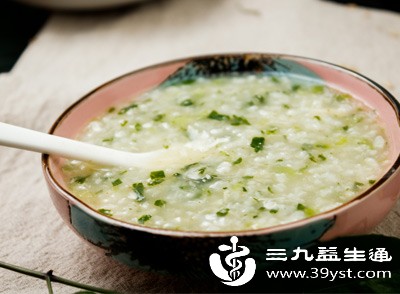 杂粮粥是感冒期间的理想主食，富含碳水化合物和膳食纤维，既能快速补充能量，又不会给肠胃造成压力