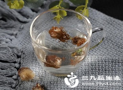 蒲公英含有丰富的维生素和矿物质，具有清热解毒、利尿排毒的作用