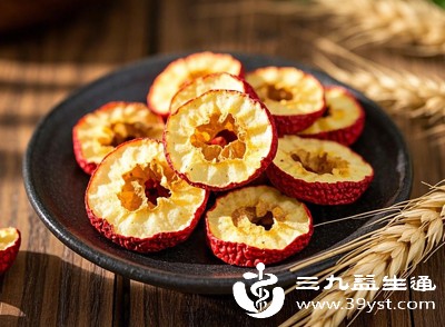 山楂片具有消食化积、促进血液循环的作用，能帮助改善皮肤代谢，减少色素堆积