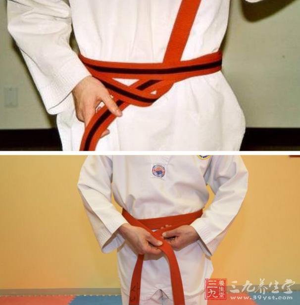武术        双手均匀用力拉至松紧适宜的程度,翻转下边的腰带一端,使