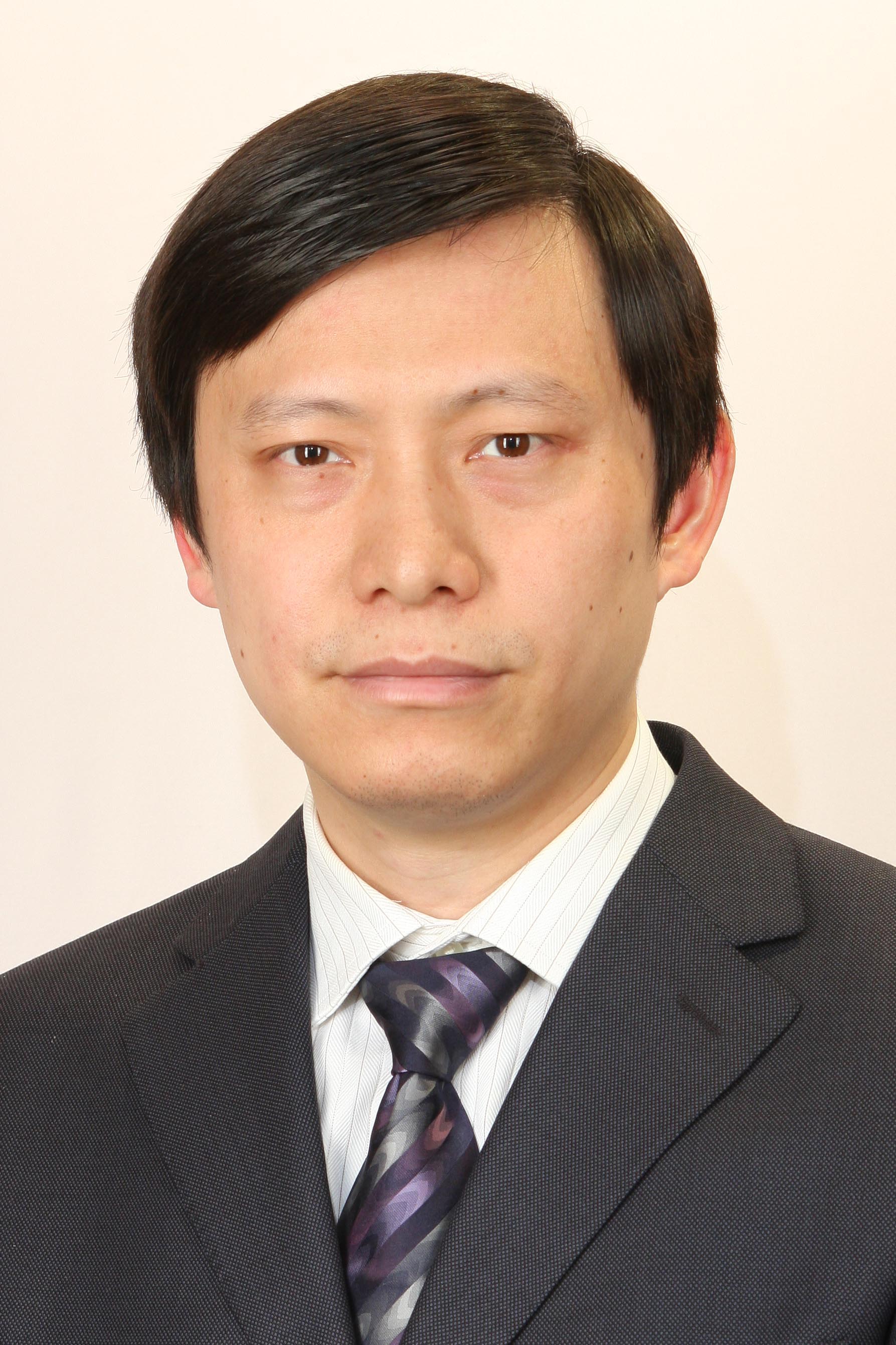 石偉