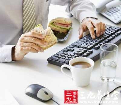 边工作边吃饭 上班族15个习惯损健康(2)