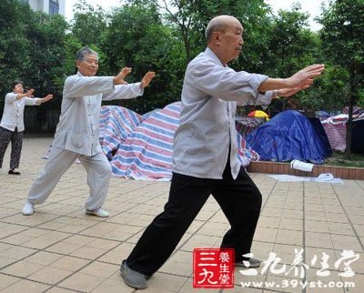 佘诗曼"打太极"有点 坚持锻炼太极拳 强身健体功效高 太极养生回春功